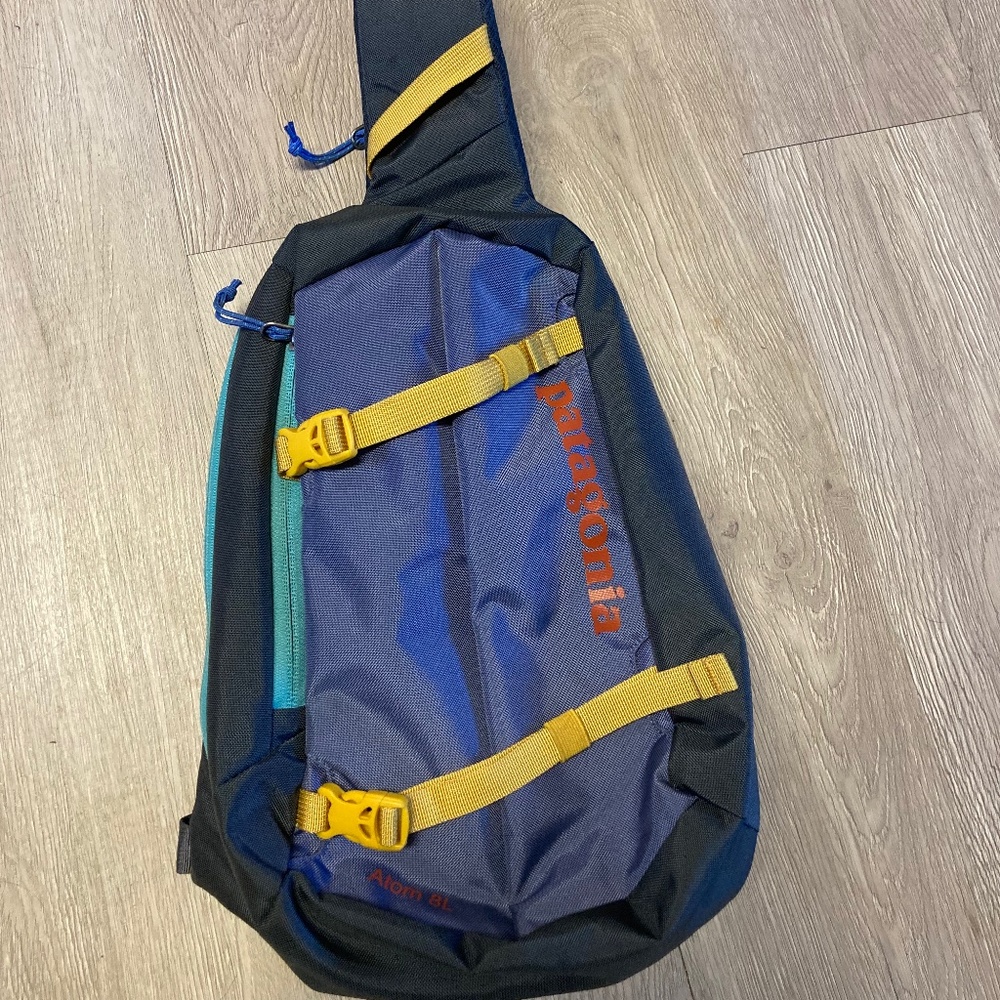 Patagonia 8 L Atom Sling Bag like new!